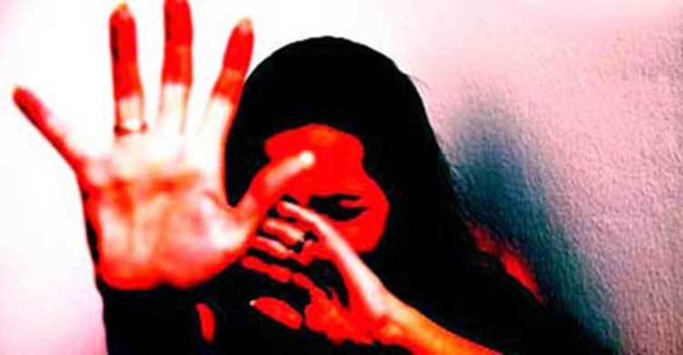 ৯৯৯ এ ফোন : পরিবারের ৫ জনকে এসিড নিক্ষেপ, ঢাললেন নিজের গায়েও