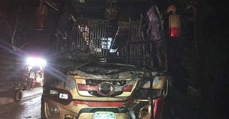 বাসের নিচে ঢুকে গেল মোটরসাইকেল, নিহত ৩