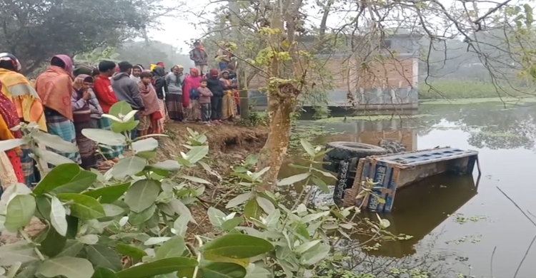 ট্রলি পুকুরে পড়ে চালকের মৃত্যু