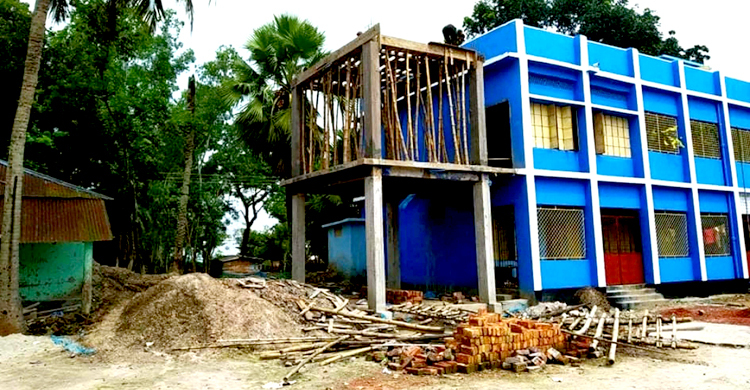 বিদ্যালয়ের শহীদ মিনার ভেঙে টয়লেট নির্মাণের অভিযোগ