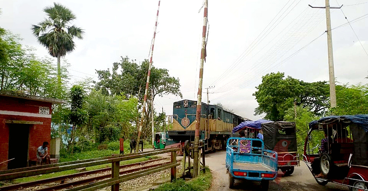 নামে না গেট ব্যারিয়ার, তবুও চলে...
