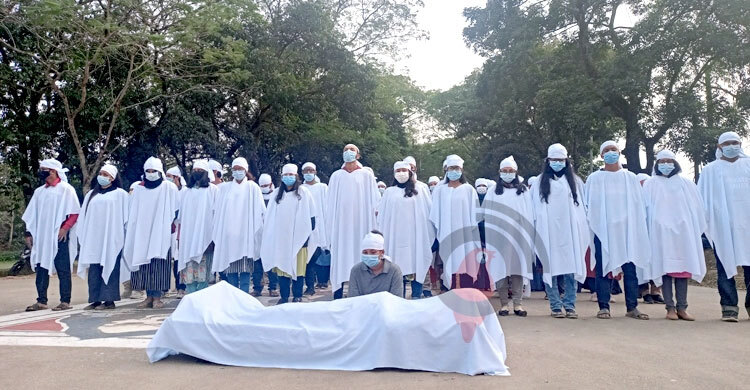 খাটিয়ায় প্রতীকী মরদেহ, কাফনের কাপড় পরে উপাচার্যের পদত্যাগ দাবি