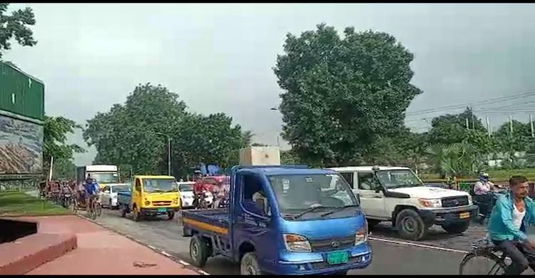 লকডাউনের ১৩তম দিনে রাজধানীর সড়কে বেড়েছে গাড়ি | ০৪ আগস্ট ২০২১