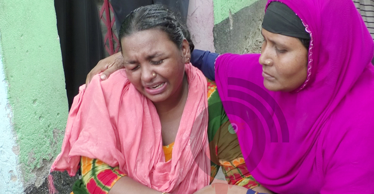 দুই হাতে স্বামী-সন্তানকে জাপটে ধরে রেখেও বাঁচাতে পারলেন না আদুরি