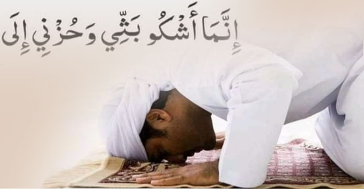 Ішінде жатқан жалаңаш қыздың суреті