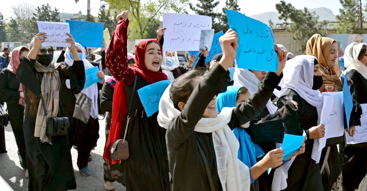 স্কুল খোলার দাবিতে রাস্তায় আফগান মেয়েরা