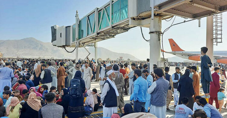 5 killed at Kabul airport as Afghans try to flee Taliban takeover