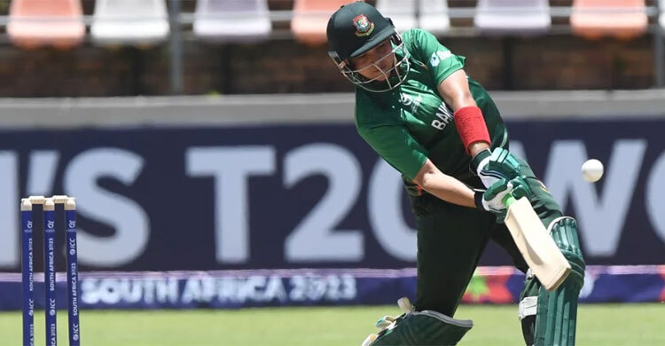 হাফ সেঞ্চুরি করে ফিরলেন প্রত্যাশা