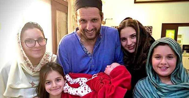 Shahid Afridi blessed with a baby girl
