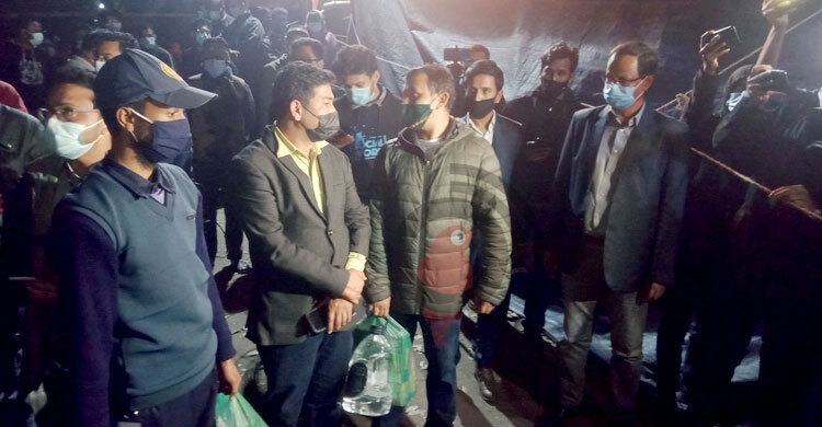 ভিসির বাসায় খাবার-ওষুধ নিতে দিলেন না আন্দোলনকারীরা