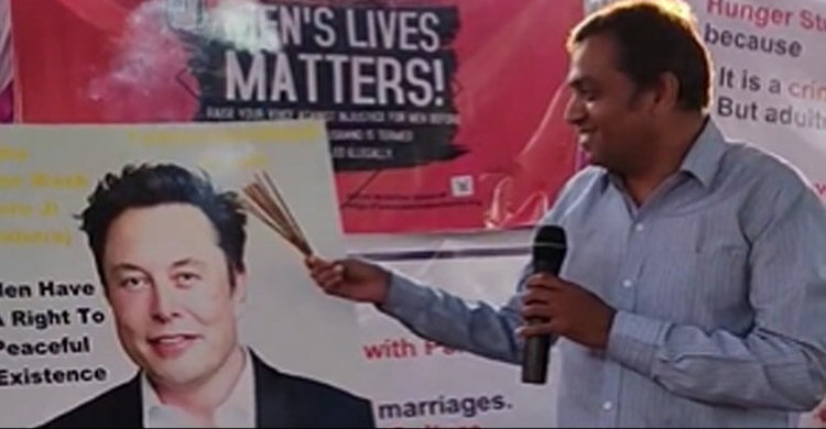 দেবতার আসনে ইলন মাস্ক, করা হলো ‘পূজা’