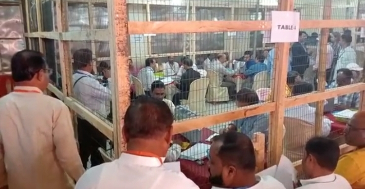 টানটান উত্তেজনায় চলছে ভোট গণনা