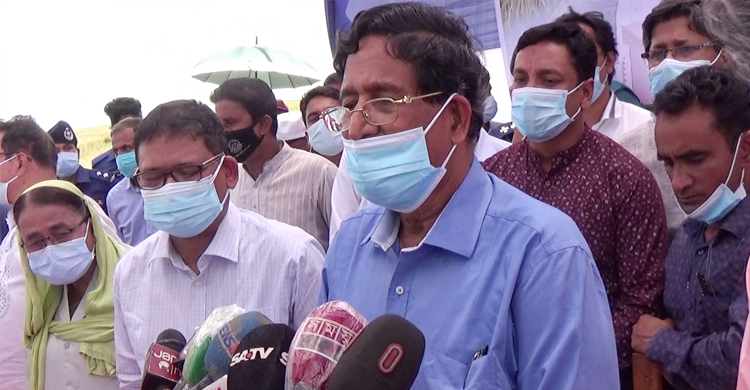 নতুন প্রযুক্তিতে হাওরে ধানকাটা ও ঘরে তোলা ঝুঁকিমুক্ত করা হচ্ছে