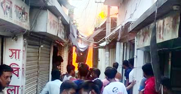 চাঁপাইনবাবগঞ্জে ৪০ দোকানে আগুন, ১০ কোটি টাকার ক্ষয়ক্ষতি