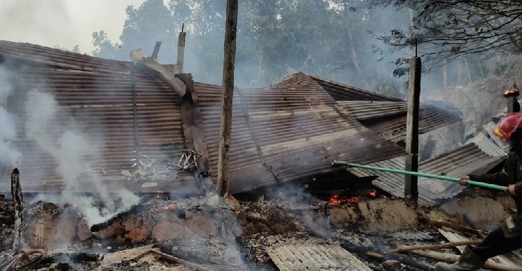 লোহাগাড়ায় আগুনে পুড়ল আশ্রয়ণ প্রকল্পের ১০ বাড়ি