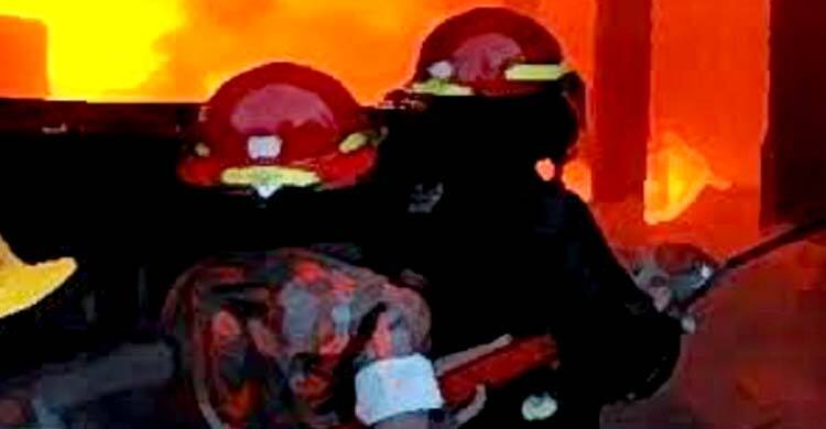 মামলা তুলে নিতে দিনে হুমকি, রাতে আগুন দেওয়ার অভিযোগ