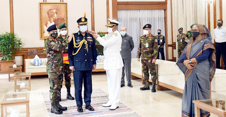 বিমানবাহিনী প্রধানের এয়ার মার্শাল র্যাংক পরিধান