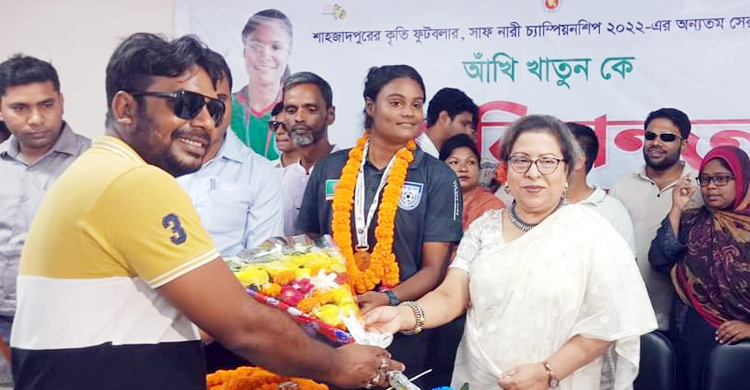 শিরোপাজয়ী ফুটবলার আঁখিকে শাহজাদপুরে সংবর্ধনা