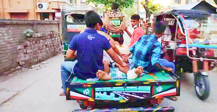 চলন্ত আলমসাধুতে গানের তালে নাচানাচি, পড়ে প্রাণ গেল যুবকের