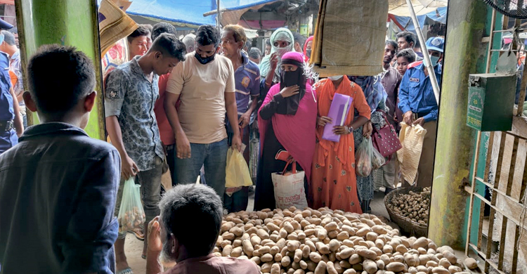 ৩০ টাকা কেজিতে আলু কেনার সুযোগ করে দিলেন ম্যাজিস্ট্রেট