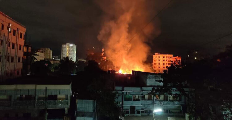 চট্টগ্রামে আগুনে পুড়ল অ্যালুমিনিয়াম কারখানা