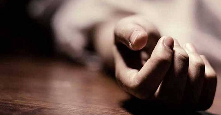 ঘরের মেঝেতে স্ত্রীর লাশ, স্বামী পলাতক