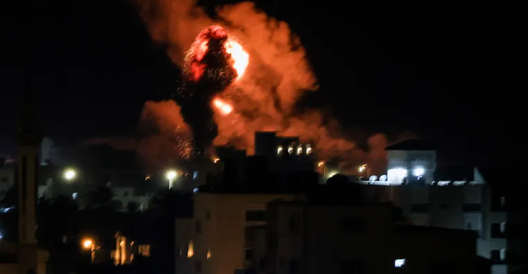 গাজায় ইসরায়েলের বিমান হামলা