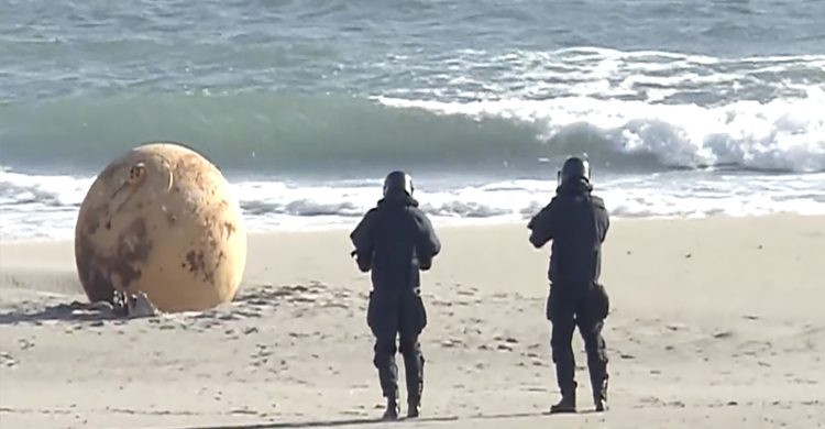 এবার জাপানের সমুদ্রসৈকতে ‘অজ্ঞাত বস্তু’