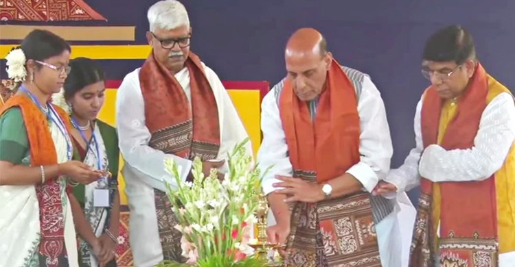 বিতর্কের মধ্যেই সমাবর্তনে কেন্দ্রীয় প্রতিরক্ষামন্ত্রী