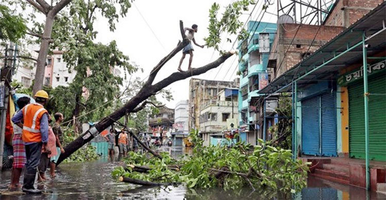 আম্ফানে বিদ্যুৎ বিচ্ছিন্ন, হারিকেন-মোমবাতি নিয়েও ব্যবসা!