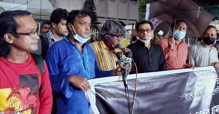 শাহবাগে কবি-সাহিত্যিক-শিল্পী-সাংবাদিকদের বিক্ষোভ