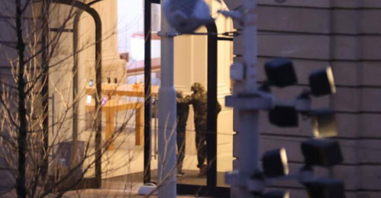 Hostage situation ends at Amsterdam Apple store