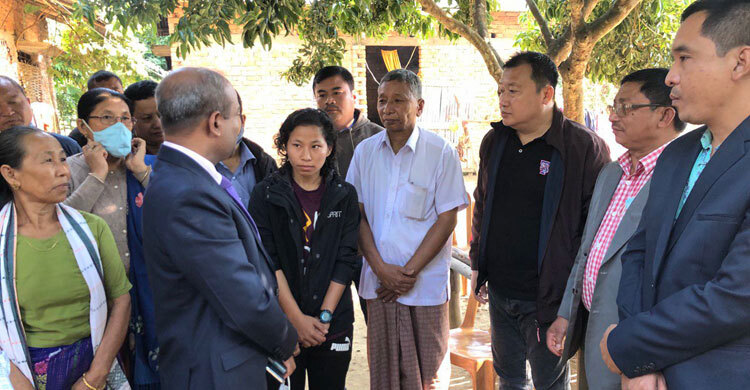 ফুটবলকন্যা আনাই মগিনির বাড়িতে জেলা প্রশাসক