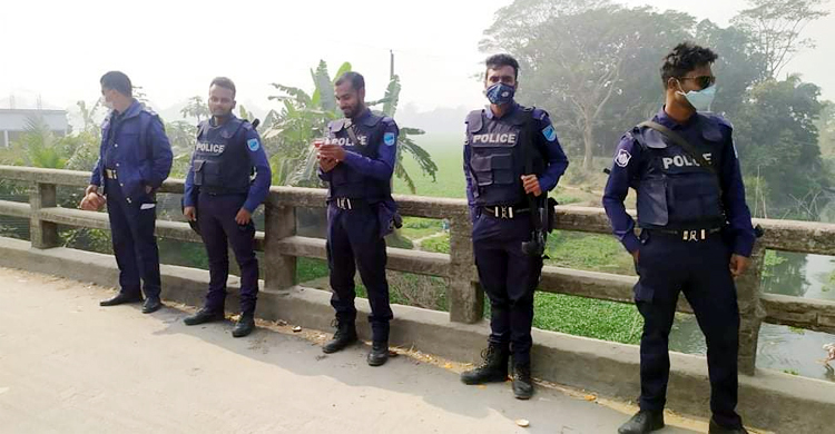 আ.লীগের দু’পক্ষের সংঘর্ষে শতাধিক ককটেল বিস্ফোরণ