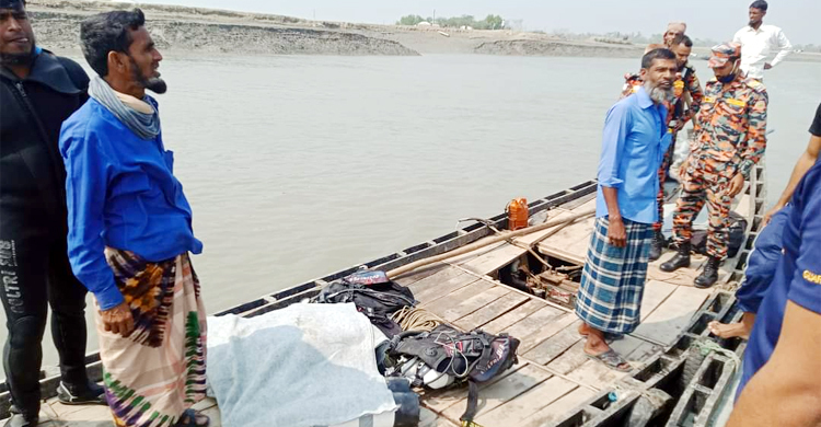 সাতক্ষীরায় ট্রলারডুবিতে নিখোঁজ তিন শ্রমিকের একজনের মরদেহ উদ্ধার