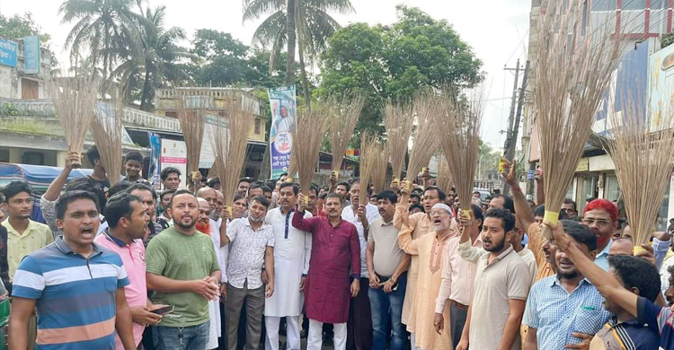 আইনমন্ত্রীকে নিয়ে কটূক্তি, নুরের বিরুদ্ধে ঝাড়ু মিছিল