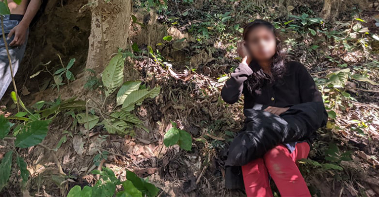 জঙ্গলে প্রেমিকের ঝুলন্ত লাশের পাশে কাঁদছিল প্রেমিকা