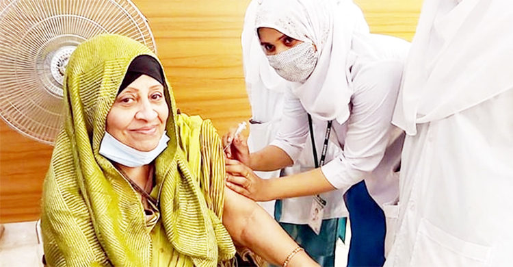 করোনার টিকা নিলেন অভিনেত্রী আনোয়ারা