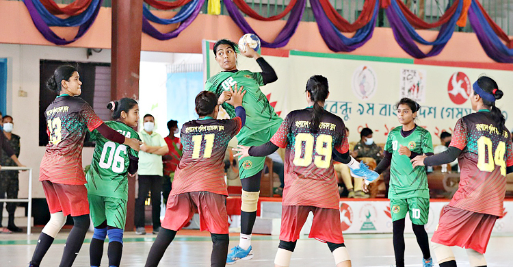 হ্যান্ডবলে পুলিশকে হারিয়ে স্বর্ণের হাসি আনসারের মেয়েদের