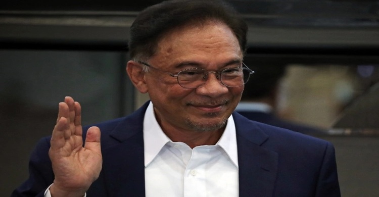 Malaysia’s Anwar claims ‘strong majority’ to form new govt
