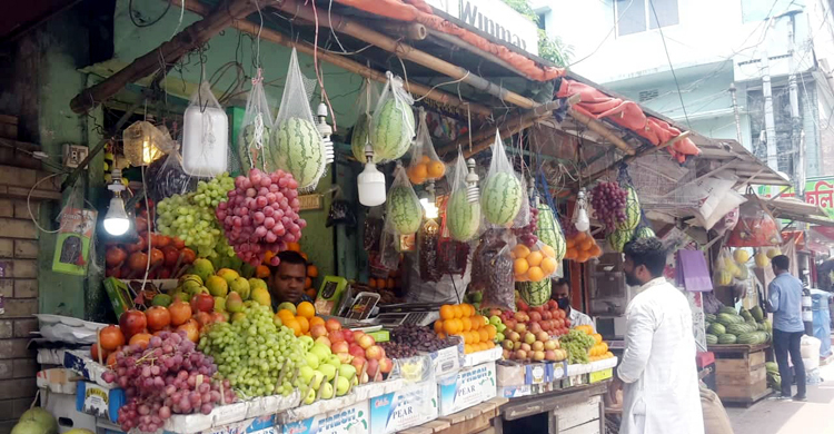 দাম কমেছে আপেল-আঙুরের