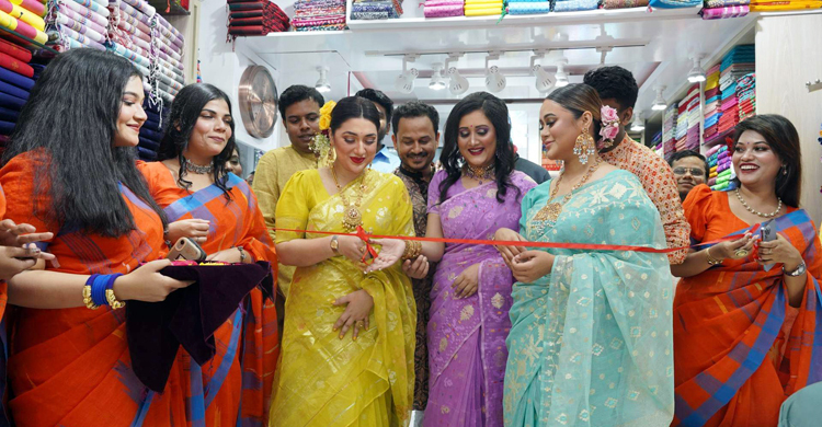 ফ্যাশন হাউজ উদ্বোধন করলেন অপু বিশ্বাস