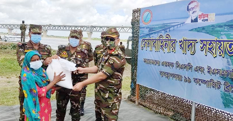 বিধিনিষেধে শরীয়তপুরে অসহায়দের পাশে সেনাবাহিনী