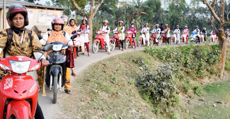 বাড়ি বাড়ি ঘুরে নারী ক্ষমতায়নে কাজ করেন তারা