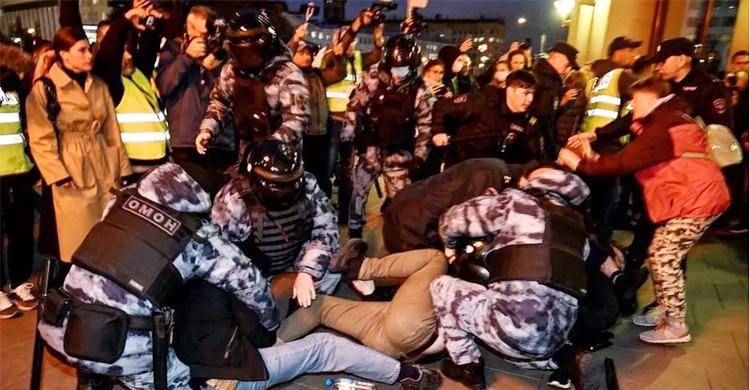 রাশিয়ায় যুদ্ধবিরোধী বিক্ষোভ, গ্রেফতার কয়েকশ