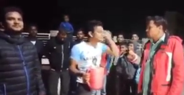 দুধ দিয়ে গোসল করে দল ছাড়লেন আর্জেন্টিনা ভক্ত