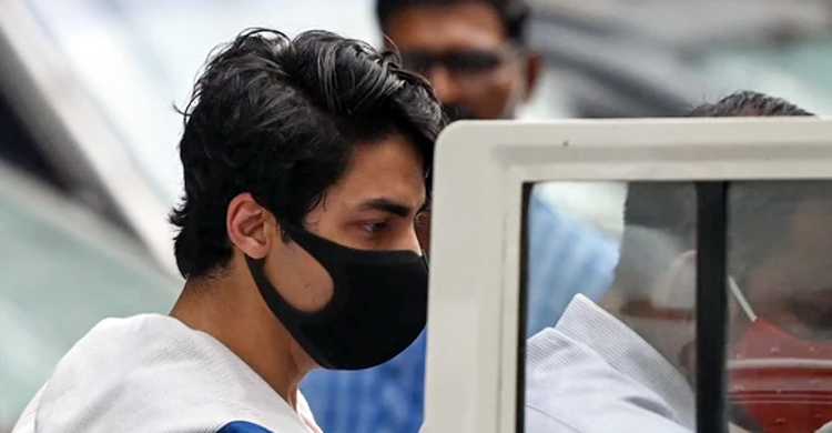 শাহরুখপুত্র আরিয়ান খাবার খেতে পারছেন না, চিন্তায় কারা কর্তৃপক্ষ