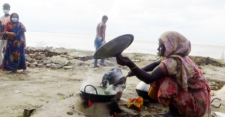 ভাঙন পিছু ছাড়ছে না আড়িয়া বেগমের, অনিশ্চয়তায় কাটছে জীবন