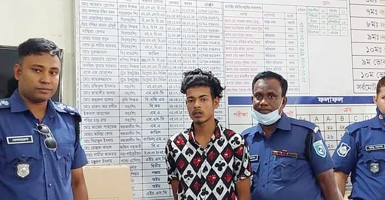 ছাত্রীদের ক্লাসরুমে ঢুকে চাকু দিয়ে ভয়ভীতি, যুবকের কারাদণ্ড