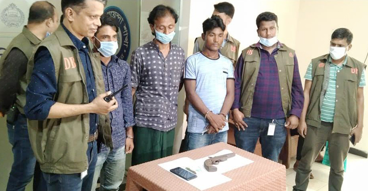 কক্সবাজারে অস্ত্র বেচাকেনার সময় গ্রেফতার ৩